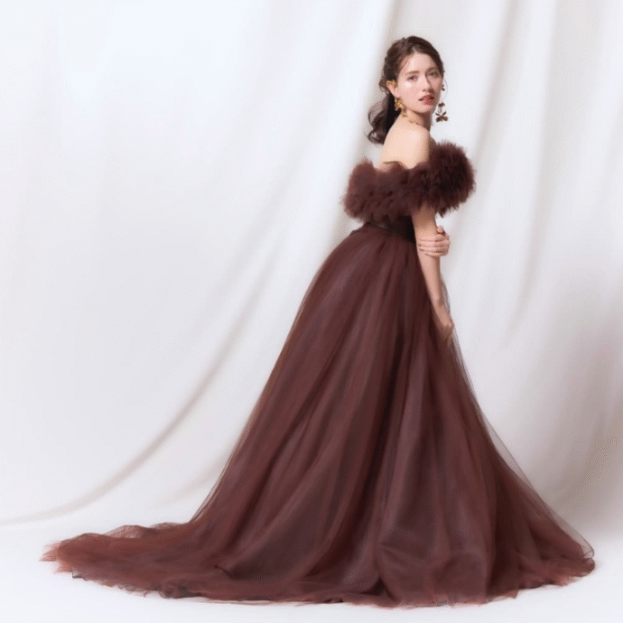 ⑥胸元のフリルがポイント！ブラウンドレス