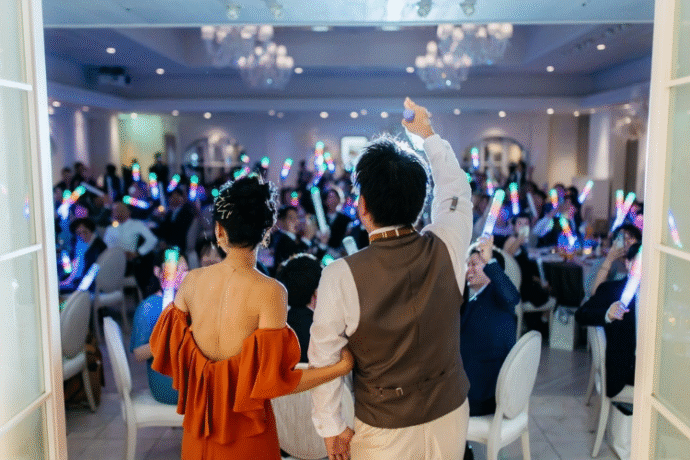 ⑦ 披露宴をライブ風に！サイリウムで再入場