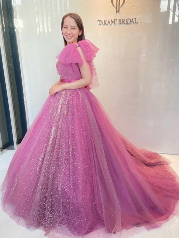 ③ふわふわ袖フリル×パープルカラードレス