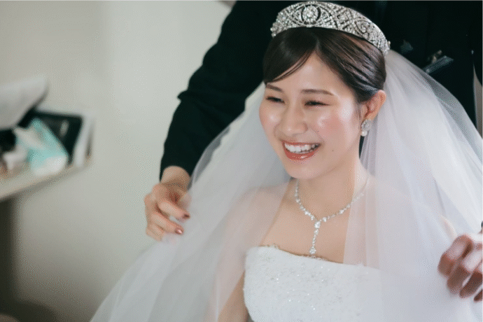 ③大ぶりティアラのウェディングスタイル