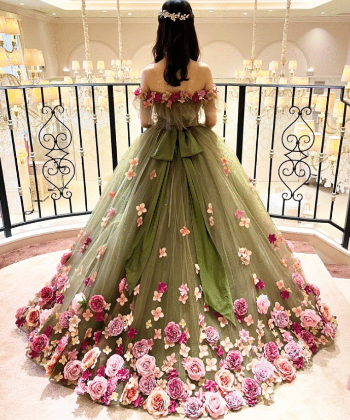 ④立体フラワーが可愛いボリュームドレス