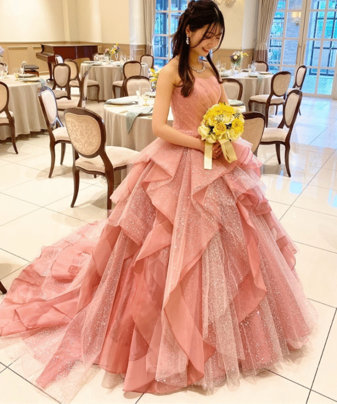 ⑤ランダムフリルが華やか♪ピンクドレス