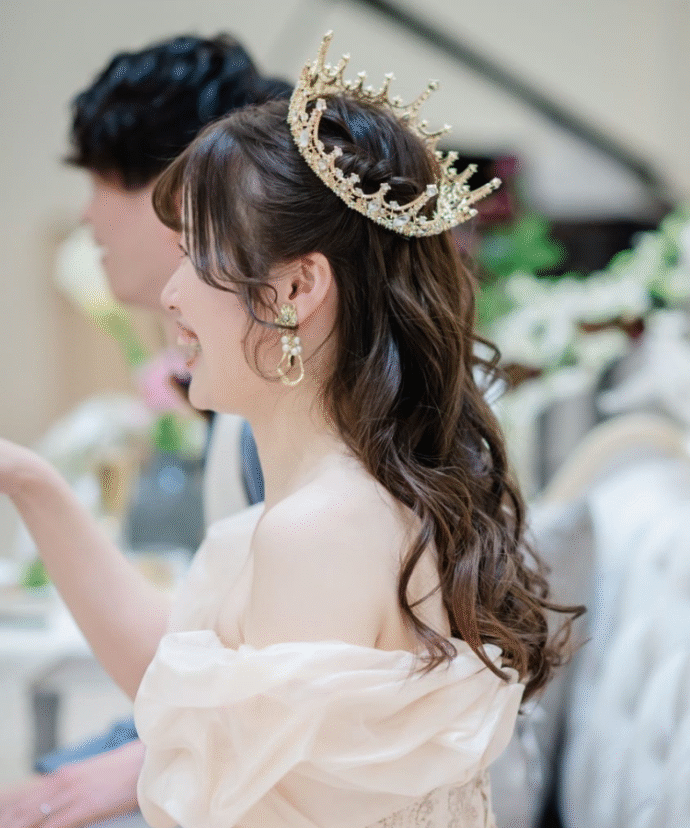 ⑤ビジュー付きクラウンで彩る大人スタイル