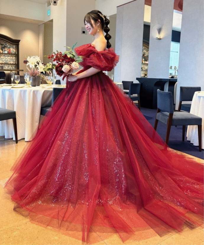 ⑧オフショルダー×ボリュームのカラードレス