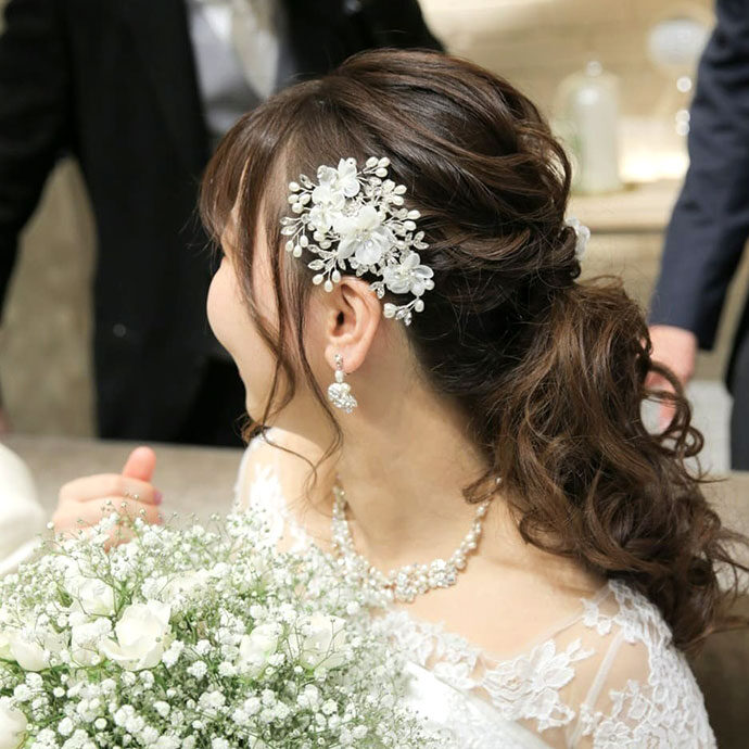 花モチーフのウェディングアクセサリー
