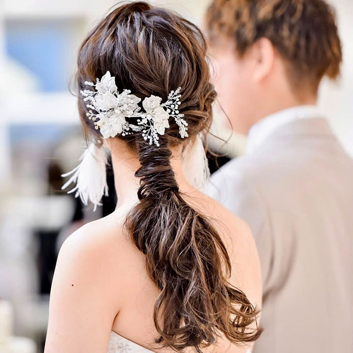 花モチーフのウェディングアクセサリー