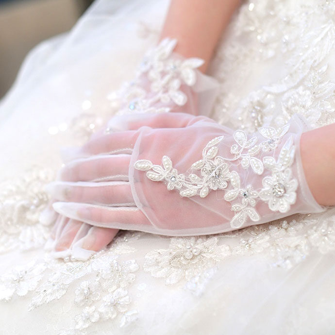 花モチーフのウェディングアクセサリー