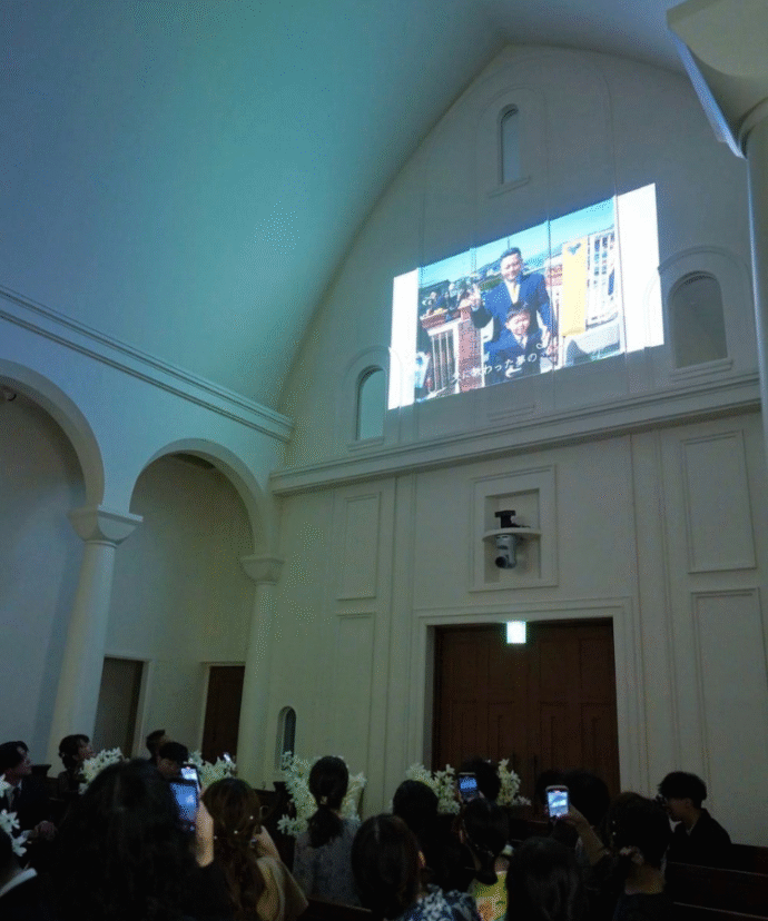 ⑧入場前の感動演出「チャペルムービー」