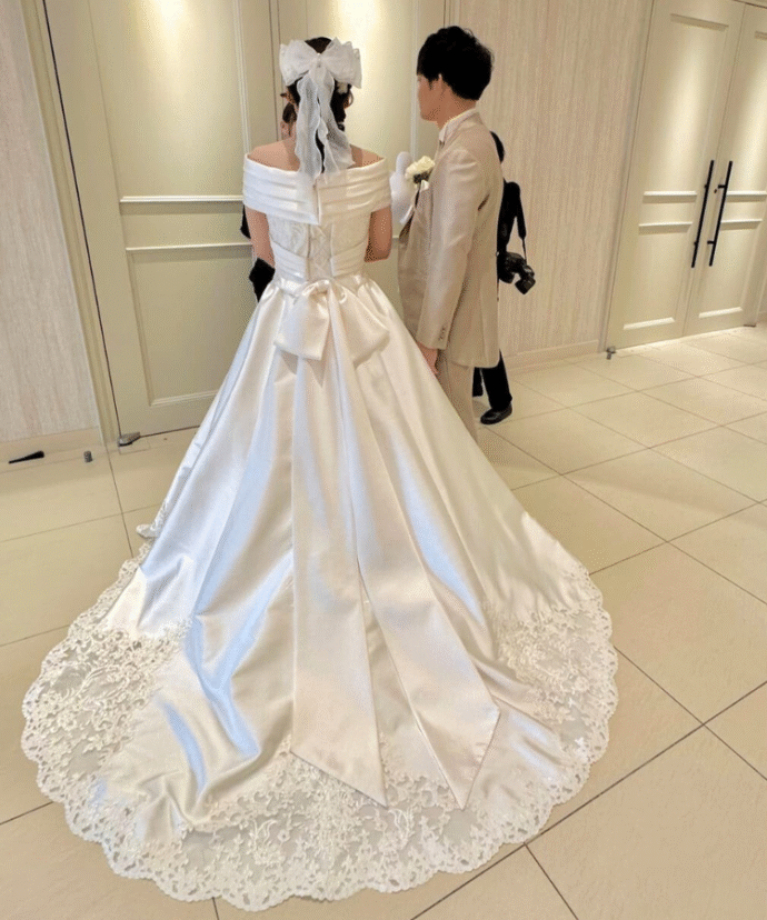 ⑦Aライン×ロングリボンのウェディングドレス