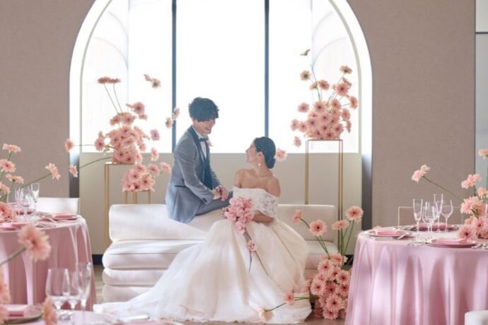 ②モード系ピンクのテーブルコーディネート