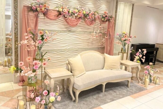 ①ウェディングアーチもピンクで統一したコーデ