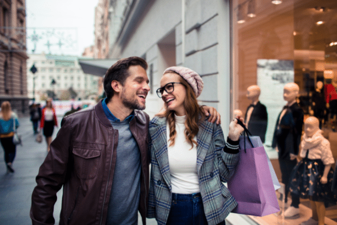 人気スポットで買い物デート