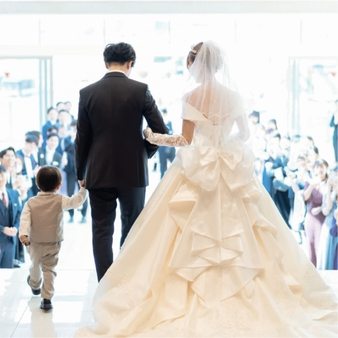 ⑥プリンセスライン×フリルのバックリボンドレス