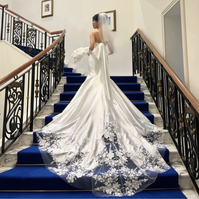 ⑩エレガントな大人リボンのウェディングドレス