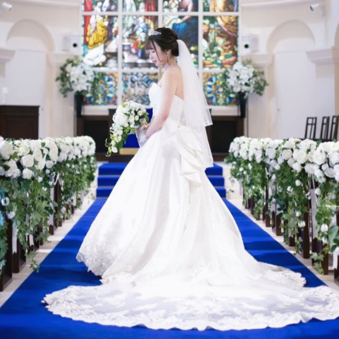 ④カットワーク×バックリボンのウェディングドレス