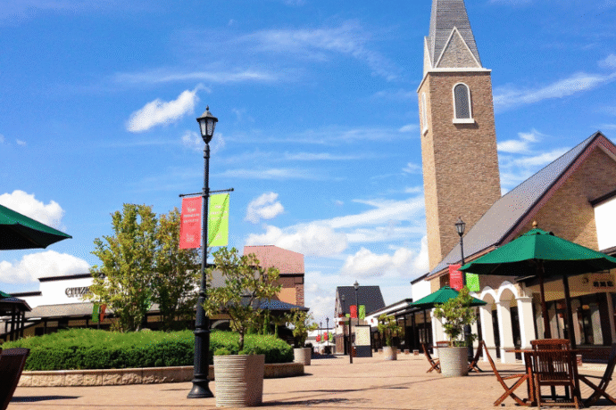 郊外のアウトレットでショッピング