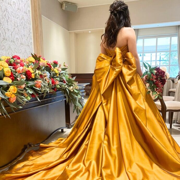 ①秋冬にも人気のマスタードイエローのカラードレス