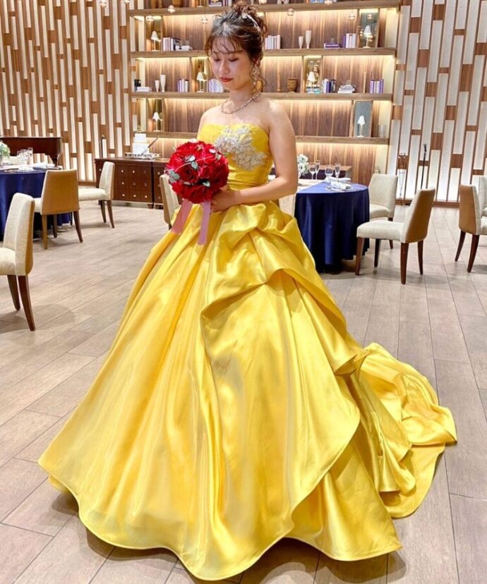 ⑧艶感サテン×イエローの大人カラードレス