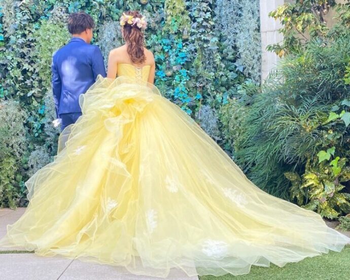 ⑦黄色とグリーンは相性抜群！フリルのカラードレス