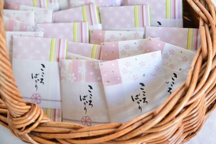 ⑥春を感じるピンクラッピングのプチギフト