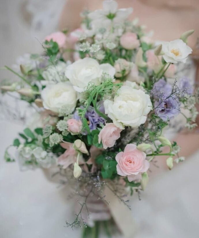 ⑤優しいグリーンのナチュラルウェディングブーケ