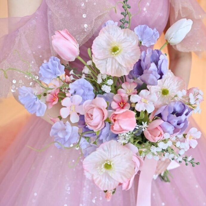 ①パステルカラーの多幸感あるウェディングブーケ