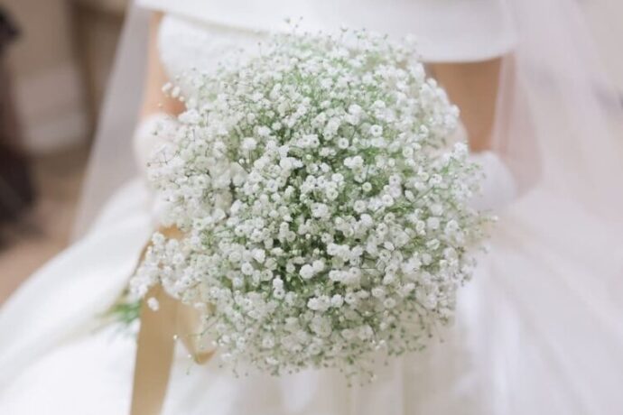 ②ラウンドが可愛い！カスミソウのシングルブーケ