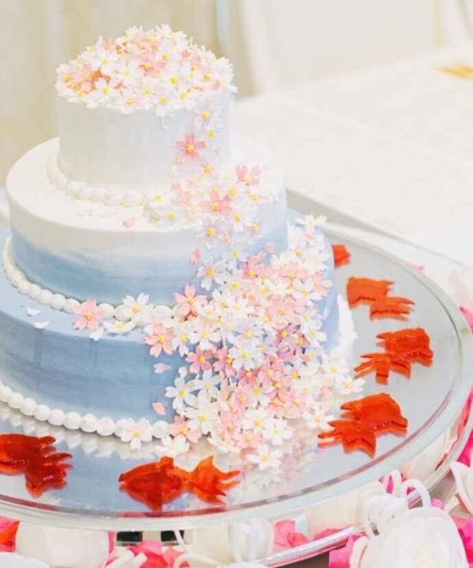 ③桜と金魚をモチーフにしたウェディングケーキ