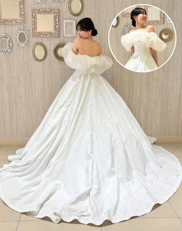 ①2026年新作のバブルケープ×サテンドレス