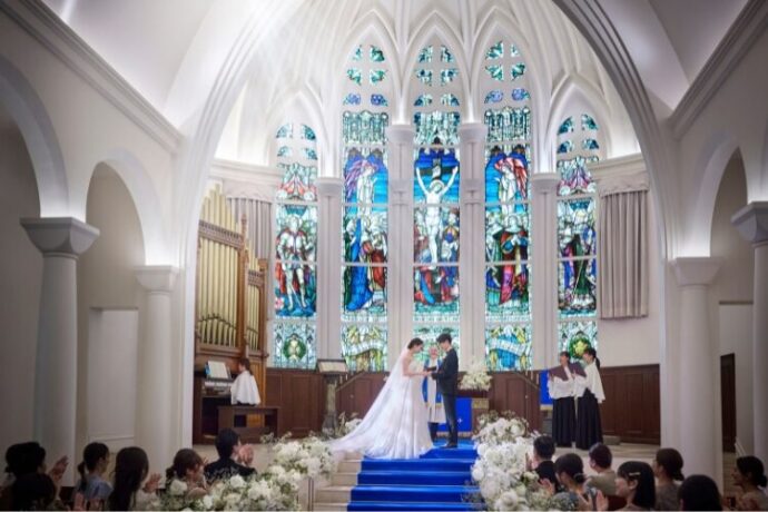 誓いの言葉が映える聖壇の高さ