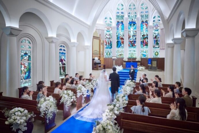 バージンロードの色とウェディングドレスの相性