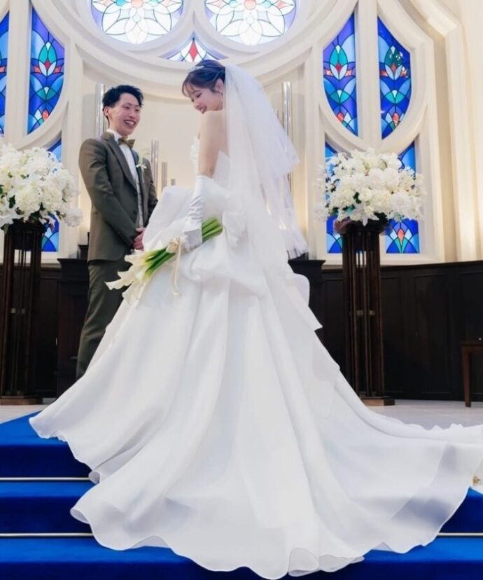 ⑥アシンメトリー×ブライトバックサテンのドレス