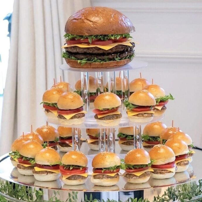 ③ケーキ代わりのウェディングバーガー！