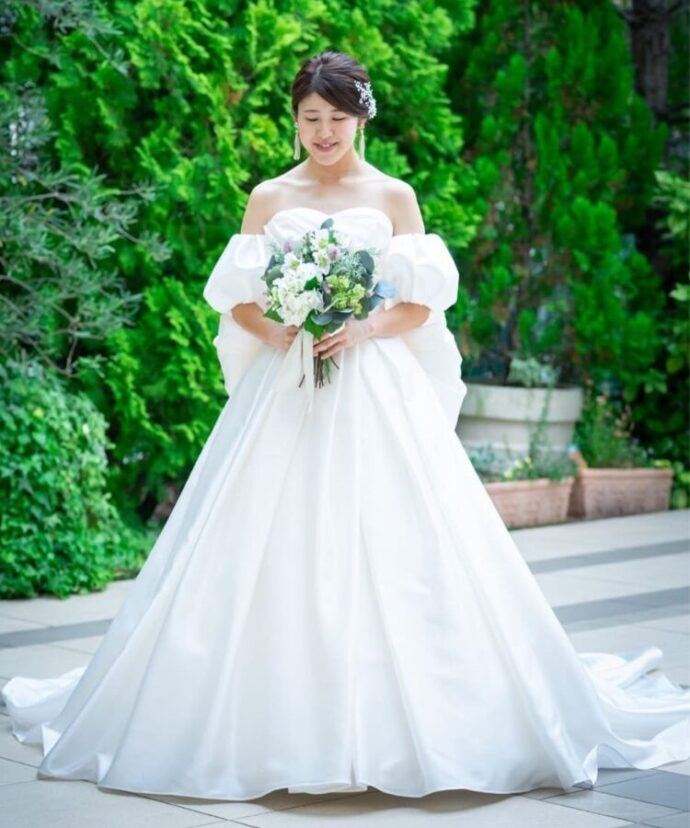 ⑦ふんわり袖のパフスリーブ×サテンドレス