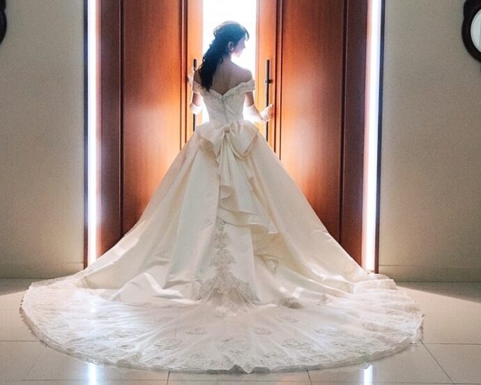 ②オフショルダー×重厚感あるサテンドレス