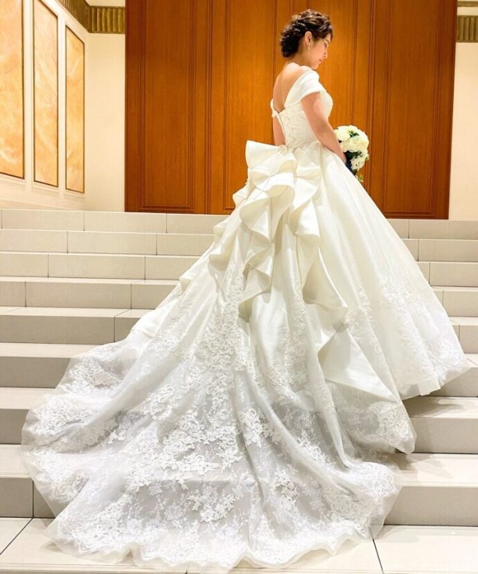 ③ビックシルエット×サテンドレス