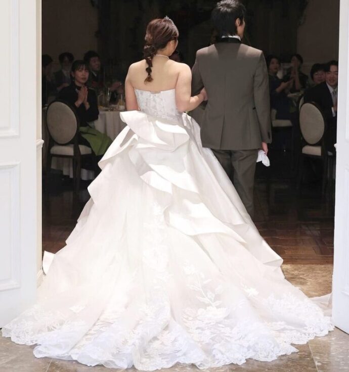 ④ボリュームフリル×サテンドレス