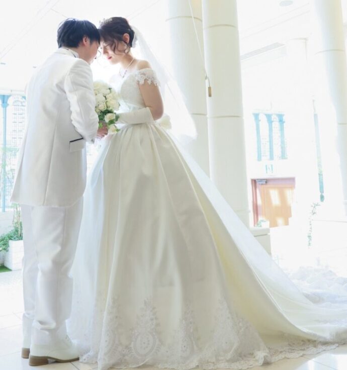 ⑨オーバートレーン×袖ありサテンドレス