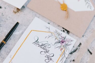 結婚式招待状の返信メッセージの書き方は？出席・欠席のマナーや例文も