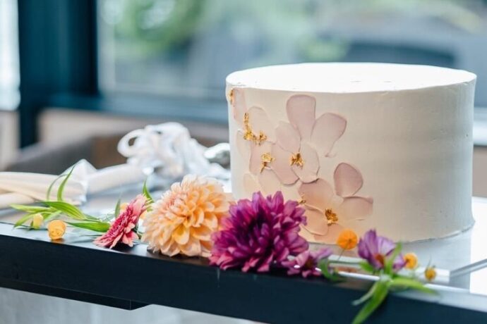 ⑤和婚や大人ウェディングにもおすすめ！モダンな一段ケーキ