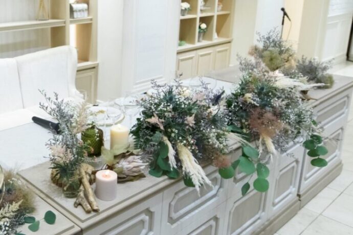 ②スモーキーカラーのテーブルコーディネート