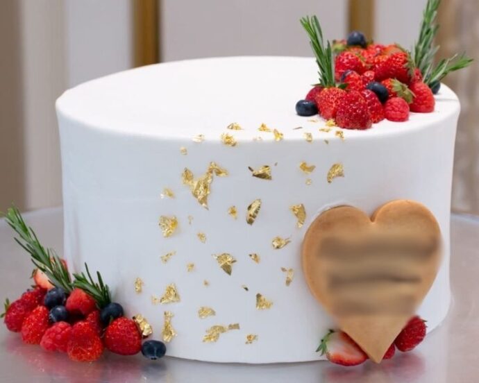 ②金箔×いちごなどベリー類の一段ウェディングケーキ