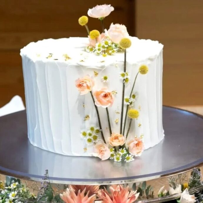 ① クリームのライン&季節の花がおしゃれな一段ウェディングケーキ