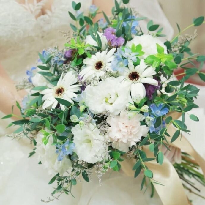 ⑤ブルーの小花がアクセントのナチュラルブーケ