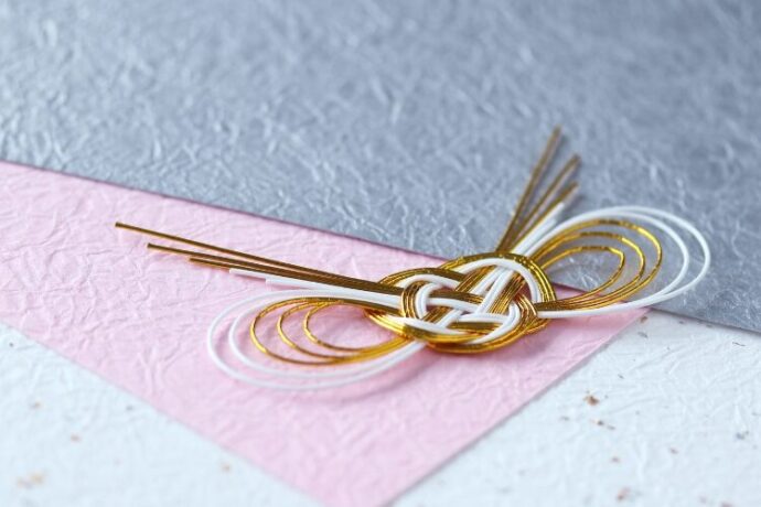 水引やリボンなどアイテムをプラスする