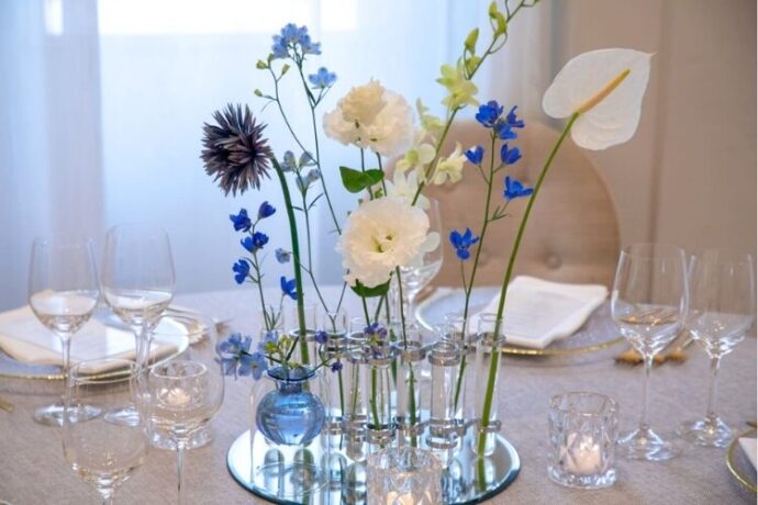 一輪挿しの花瓶×ブルーカラーの装花コーディネート