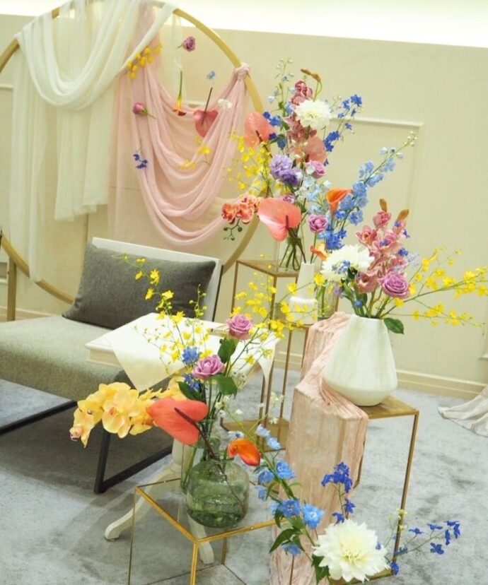 多種類の花で飾るカラフルコーディネート