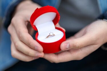 婚約指輪のサイズがわからない！バレずに測る方法やサイズ直しのポイント