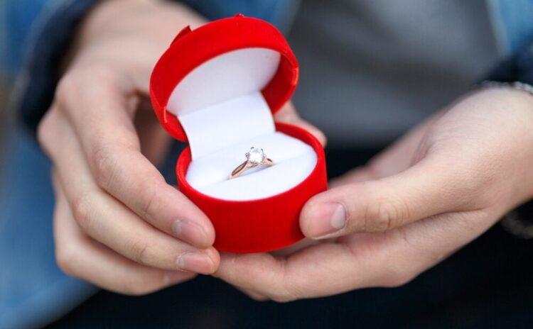 婚約指輪のサイズがわからない！バレずに測る方法やサイズ直しのポイント
