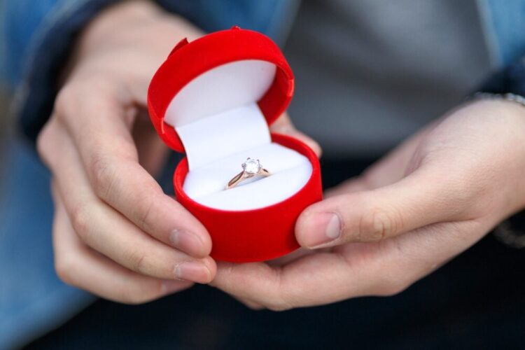 婚約指輪のサイズがわからない！バレずに測る方法やサイズ直しのポイント
